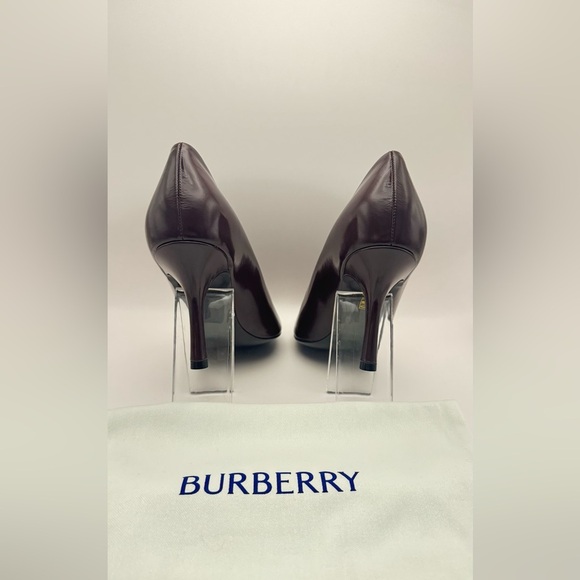Burberry Glossy Leather Baby Pumps
Color- Poison
Womens size EU 38.5 - Picture 11 of 11